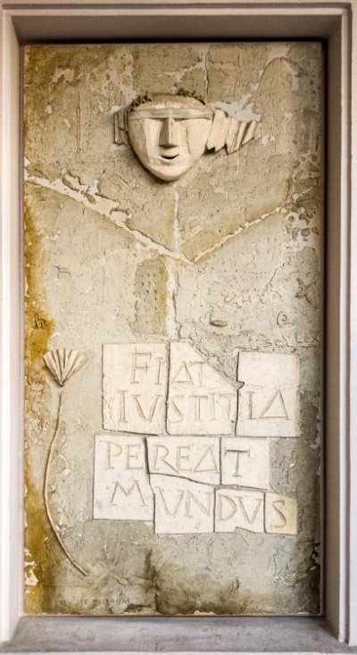 Bildtafel in beigem Farbton mit einem Gesicht mit verbundenen Augen und der Inschrift fiat iustitia pereat mundus